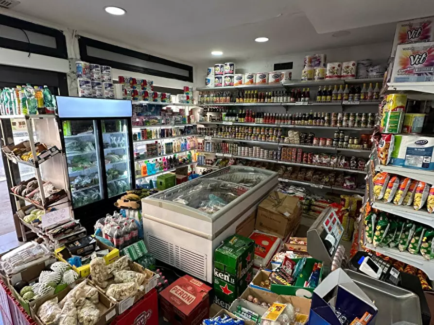 Immagine 9 di Negozio in vendita  in Piazza Monte Baldo a Roma
