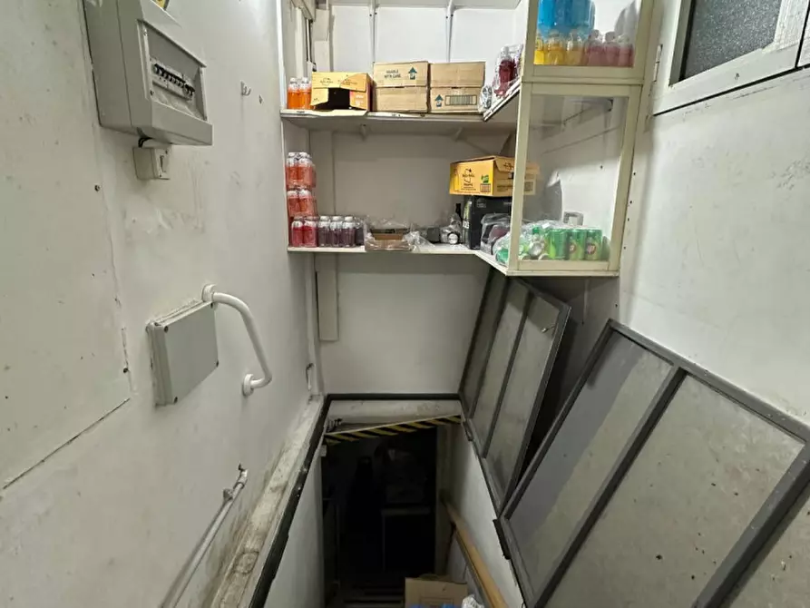 Immagine 12 di Negozio in vendita  in Piazza Monte Baldo a Roma