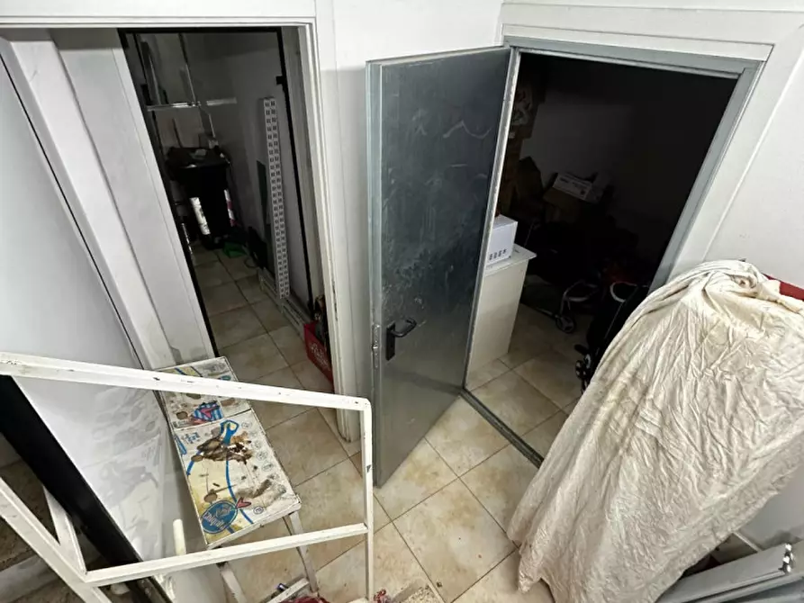 Immagine 13 di Negozio in vendita  in Piazza Monte Baldo a Roma