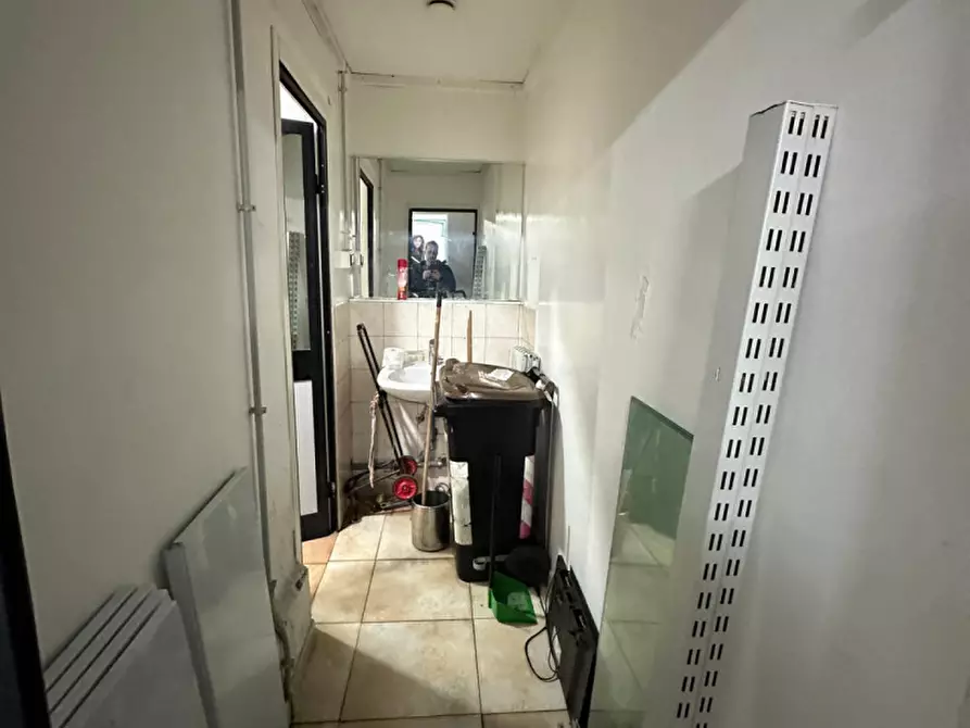 Immagine 15 di Negozio in vendita  in Piazza Monte Baldo a Roma