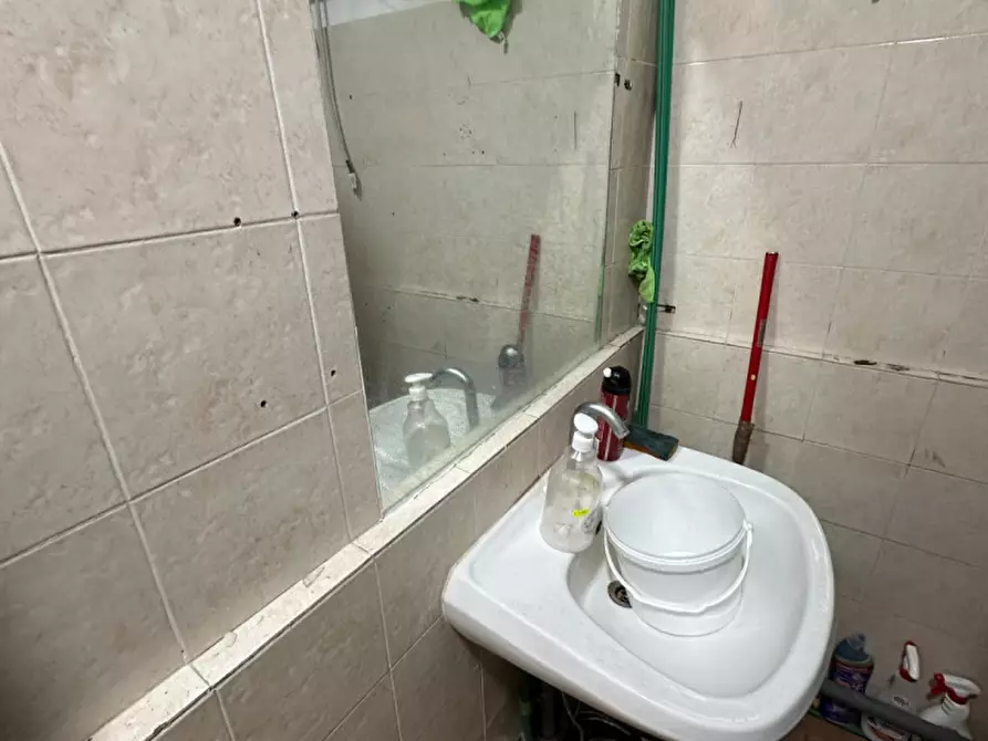 Immagine 19 di Negozio in vendita  in Piazza Monte Baldo a Roma