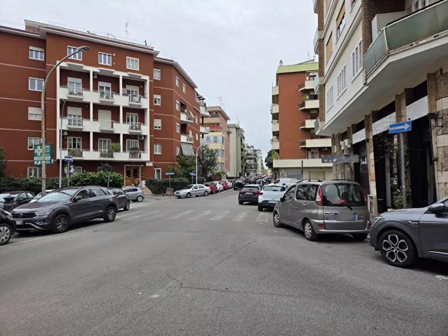 Immagine 1 di Negozio in vendita  in Via Mantellini a Roma