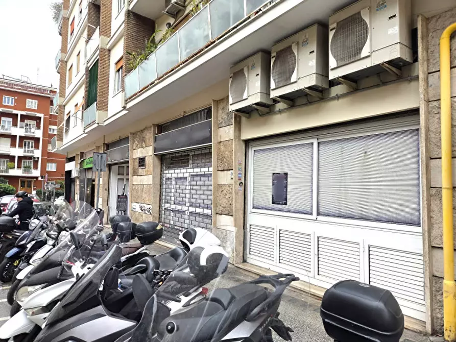 Immagine 2 di Negozio in vendita  in Via Mantellini a Roma
