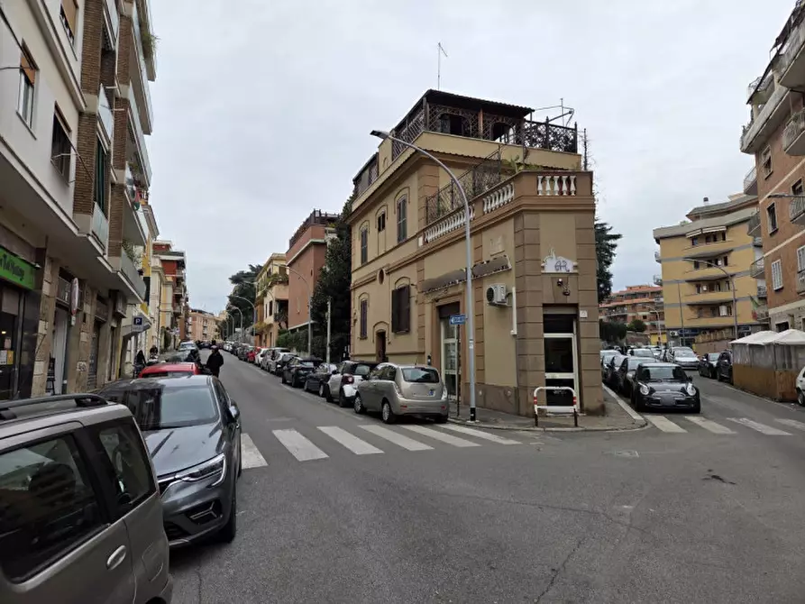 Immagine 5 di Negozio in vendita  in Via Mantellini a Roma