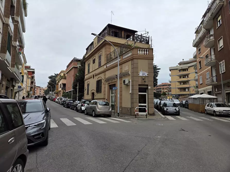 Immagine 3 di Negozio in vendita  in Via Mantellini a Roma