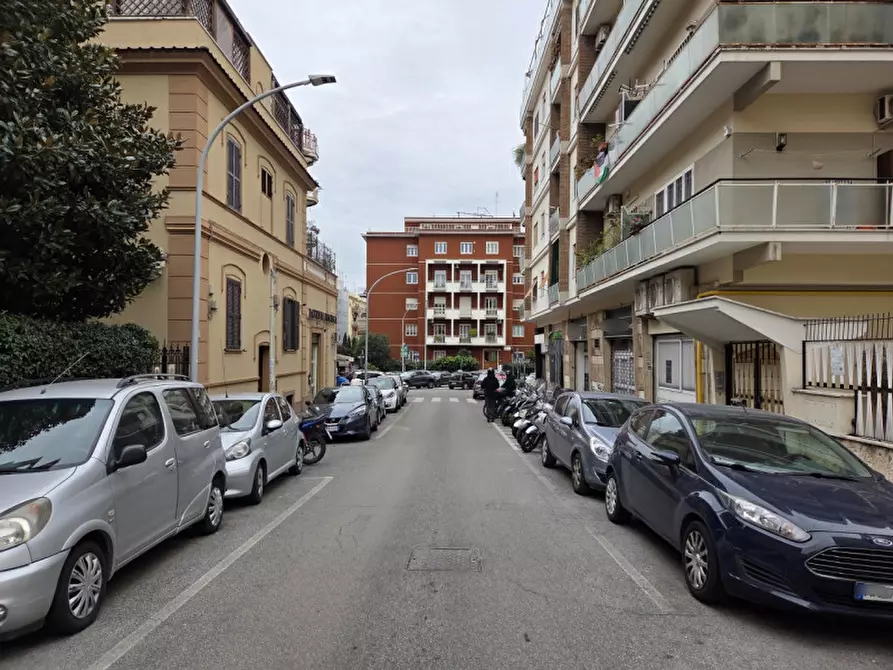 Immagine 6 di Negozio in vendita  in Via Mantellini a Roma