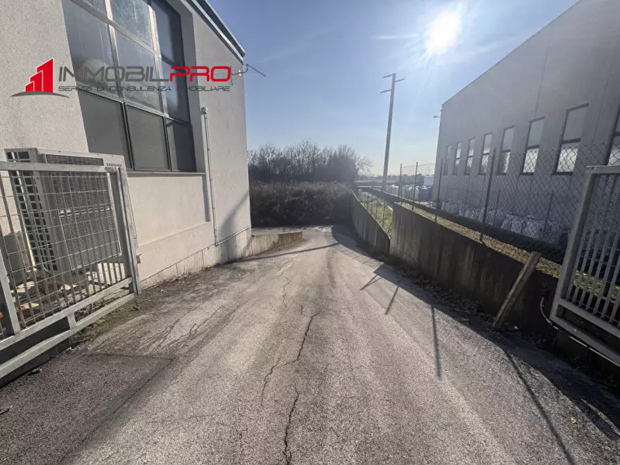 Immagine 2 di Magazzino in vendita  in Via del lavoro 40 a Malo