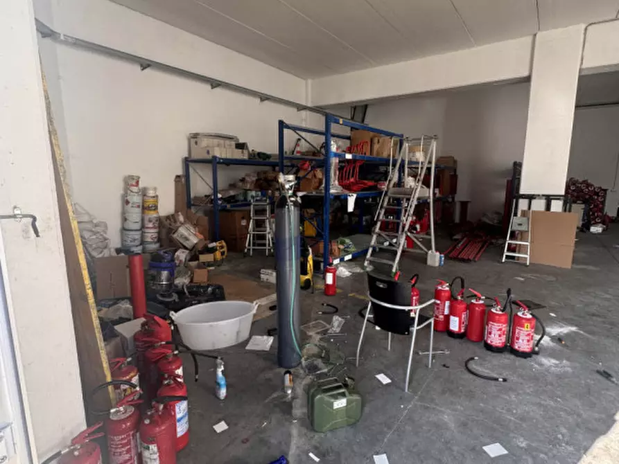 Immagine 13 di Magazzino in vendita  in Via del lavoro 40 a Malo