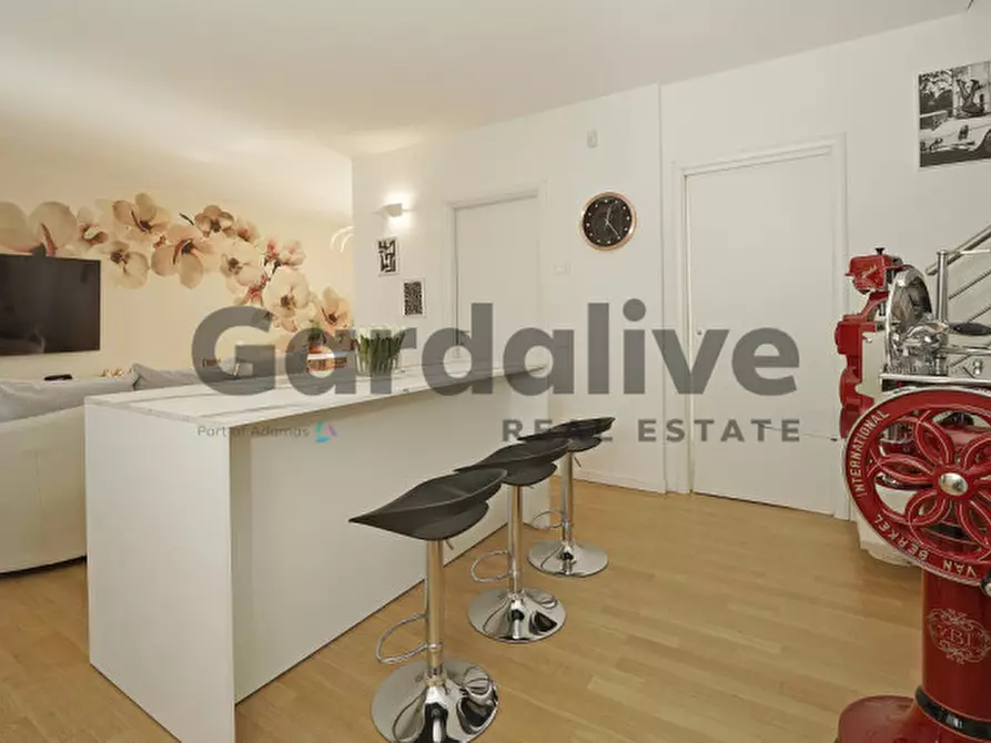 Immagine 1 di Villa in vendita  in via Miralago 1 a Peschiera Del Garda