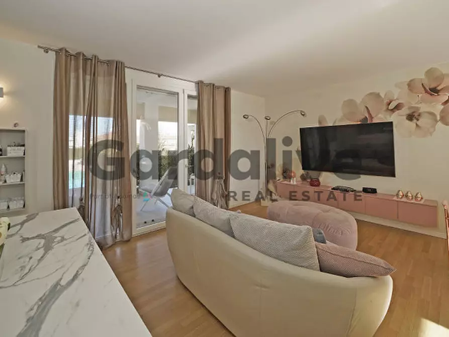 Immagine 2 di Villa in vendita  in via Miralago 1 a Peschiera Del Garda