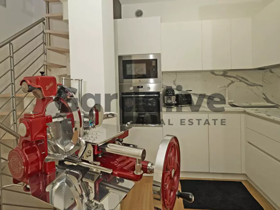 Immagine 7 di Villa in vendita  in via Miralago 1 a Peschiera Del Garda