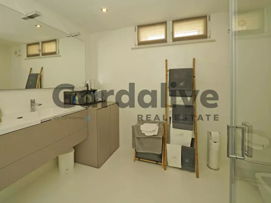 Immagine 24 di Villa in vendita  in via Miralago 1 a Peschiera Del Garda