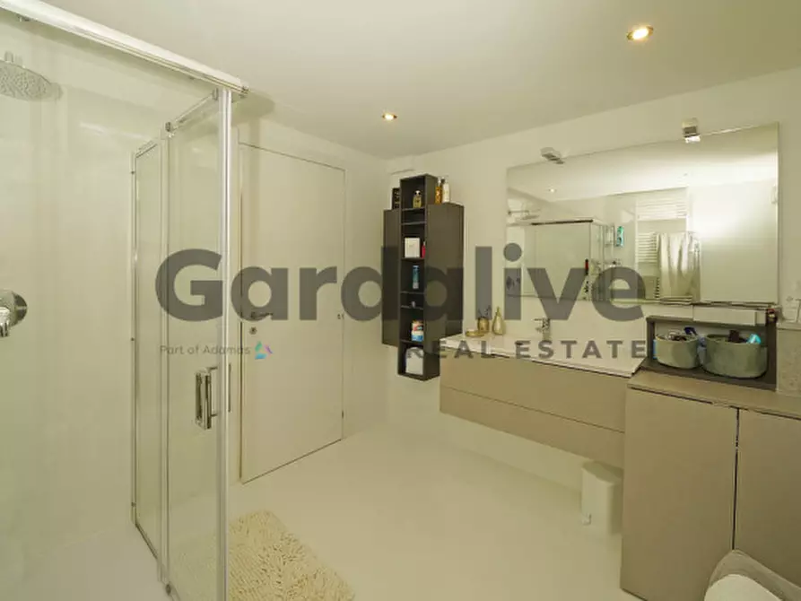 Immagine 25 di Villa in vendita  in via Miralago 1 a Peschiera Del Garda