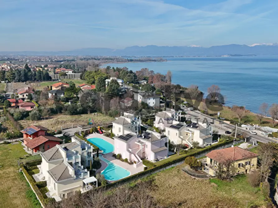 Immagine 26 di Villa in vendita  in via Miralago 1 a Peschiera Del Garda