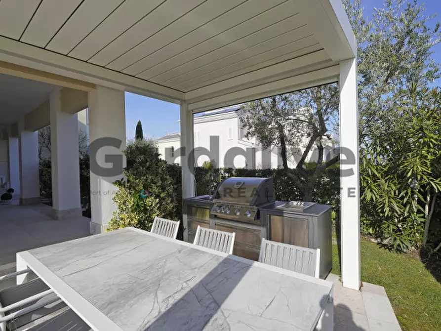 Immagine 28 di Villa in vendita  in via Miralago 1 a Peschiera Del Garda