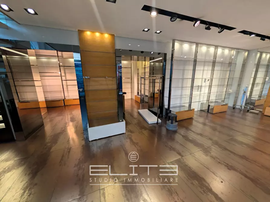 Immagine 1 di Negozio in affitto  in Via Castelfidardo a Ancona