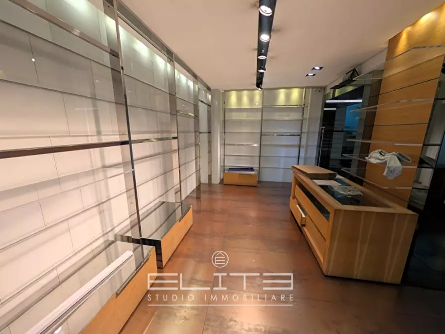 Immagine 11 di Negozio in affitto  in Via Castelfidardo a Ancona