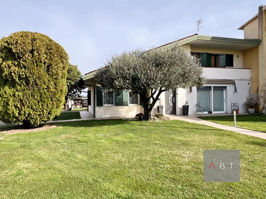 Immagine 1 di Casa bifamiliare in vendita  a Loreggia