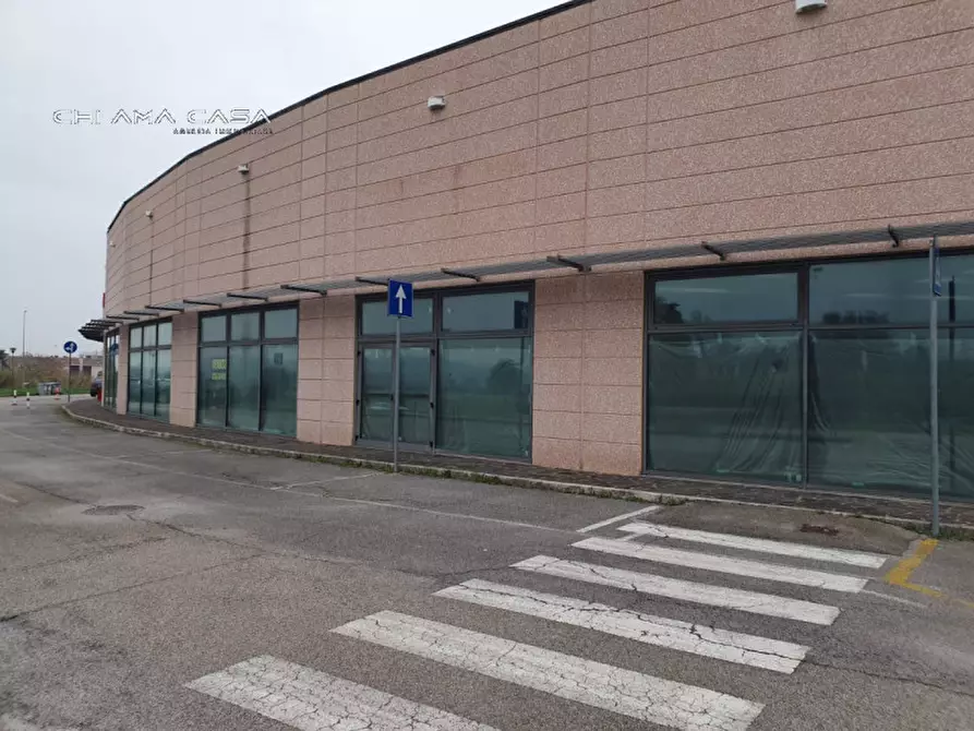 Immagine 2 di Negozio in vendita  in Via 1° Maggio a Montelabbate