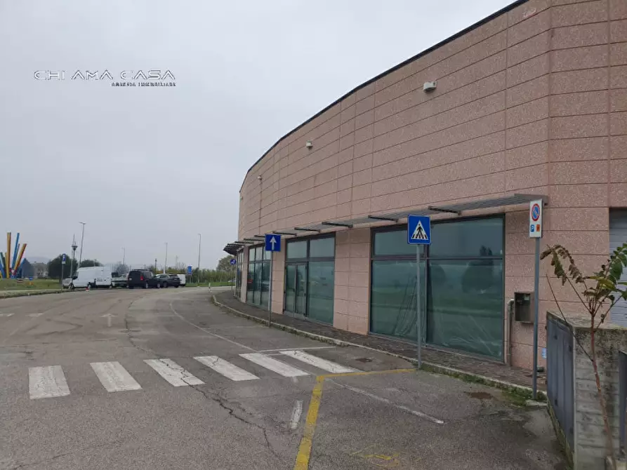 Immagine 4 di Negozio in vendita  in Via 1° Maggio a Montelabbate