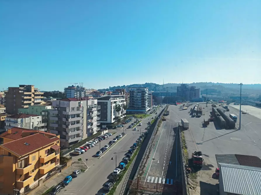 Immagine 35 di Appartamento in vendita  in P.ZZA D'ANGELOSANTE a Pescara