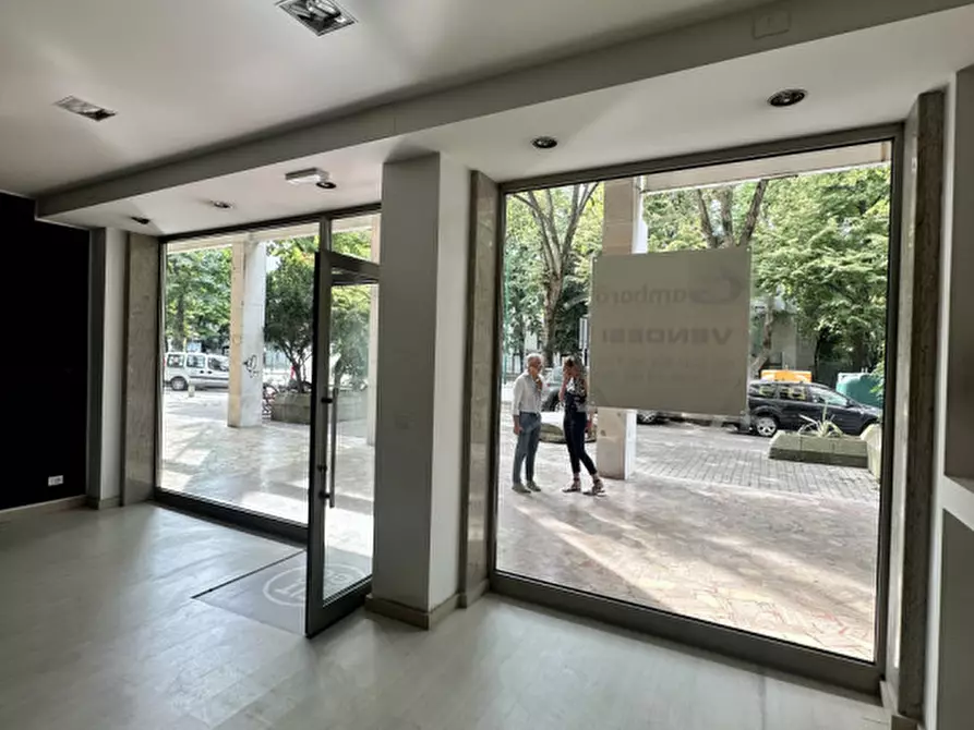 Immagine 1 di Negozio in affitto  in CORSO DEL POPOLO 139 a Venezia