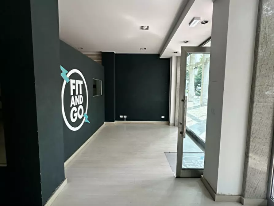 Immagine 2 di Negozio in affitto  in CORSO DEL POPOLO 139 a Venezia