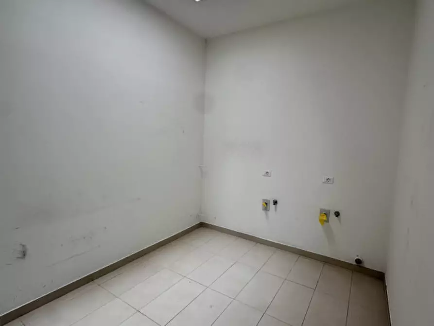 Immagine 5 di Negozio in affitto  in CORSO DEL POPOLO 139 a Venezia