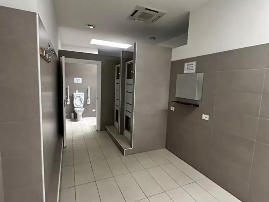 Immagine 9 di Negozio in affitto  in CORSO DEL POPOLO 139 a Venezia