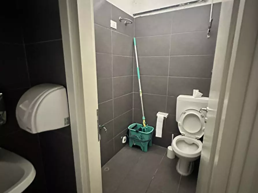 Immagine 11 di Negozio in affitto  in CORSO DEL POPOLO 139 a Venezia