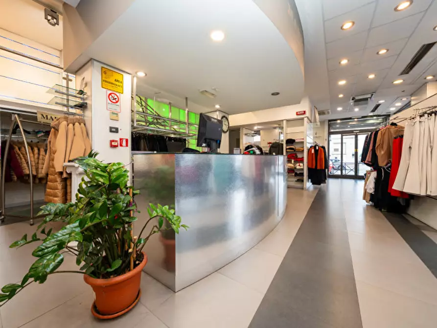 Immagine 1 di Negozio in vendita  in Via Tunisi 54 a Torino