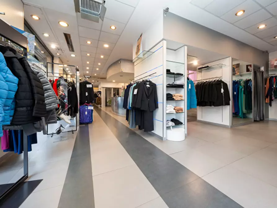 Immagine 1 di Negozio in vendita  in Via Tunisi 54 a Torino