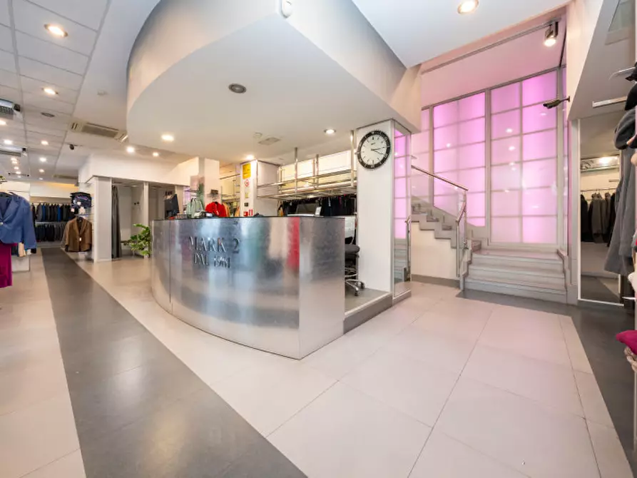 Immagine 2 di Negozio in vendita  in Via Tunisi 54 a Torino