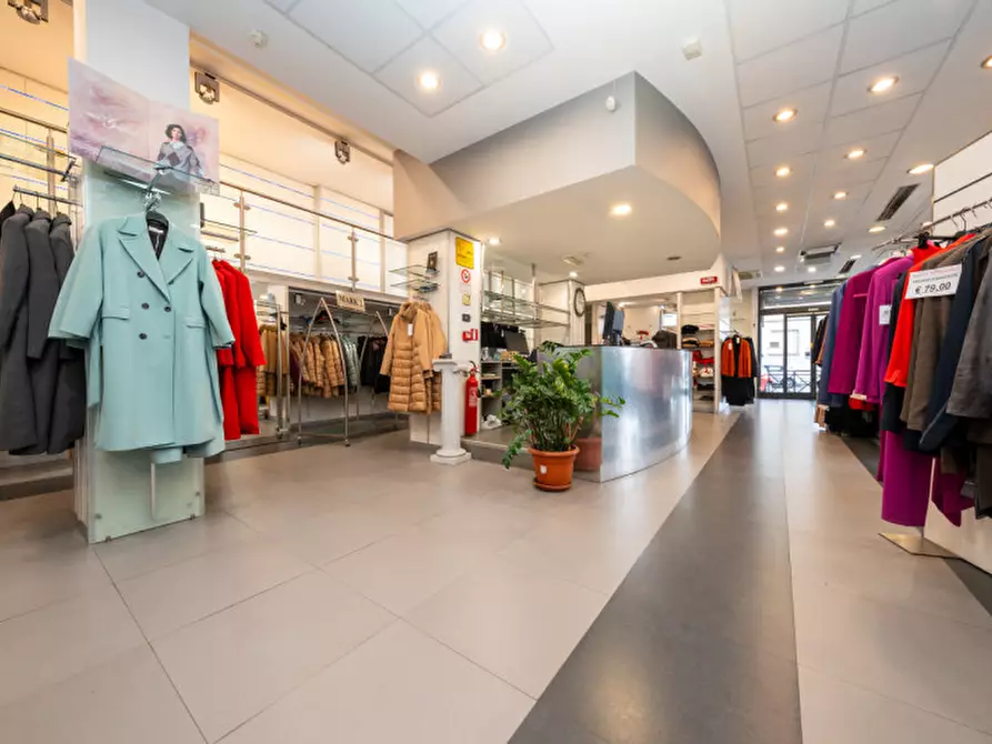 Immagine 6 di Negozio in vendita  in Via Tunisi 54 a Torino