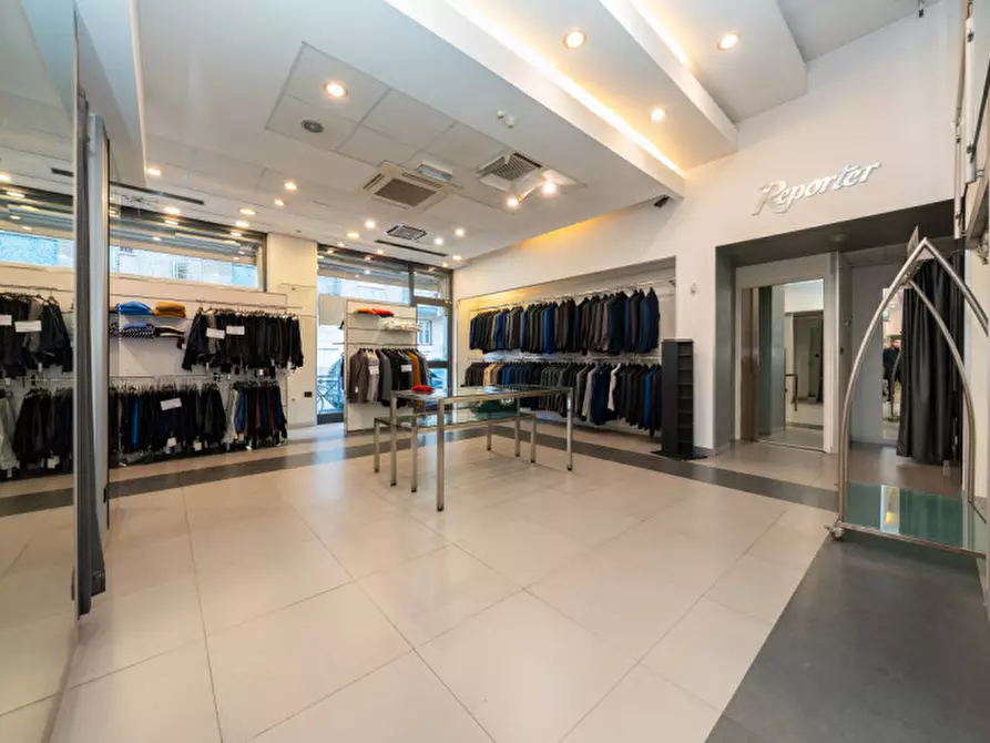 Immagine 8 di Negozio in vendita  in Via Tunisi 54 a Torino