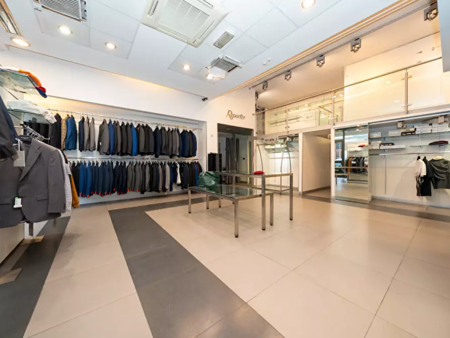 Immagine 10 di Negozio in vendita  in Via Tunisi 54 a Torino