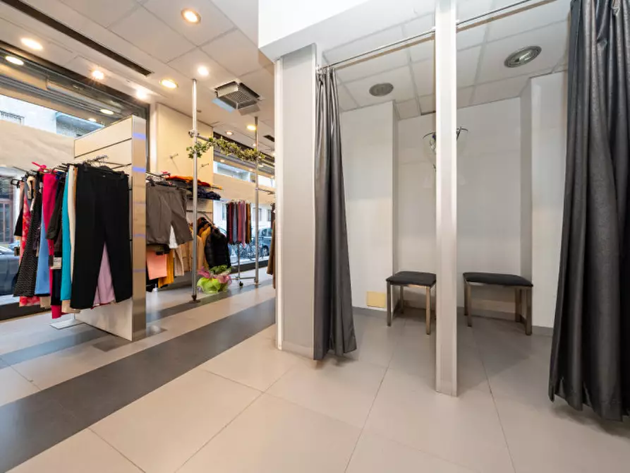 Immagine 14 di Negozio in vendita  in Via Tunisi 54 a Torino