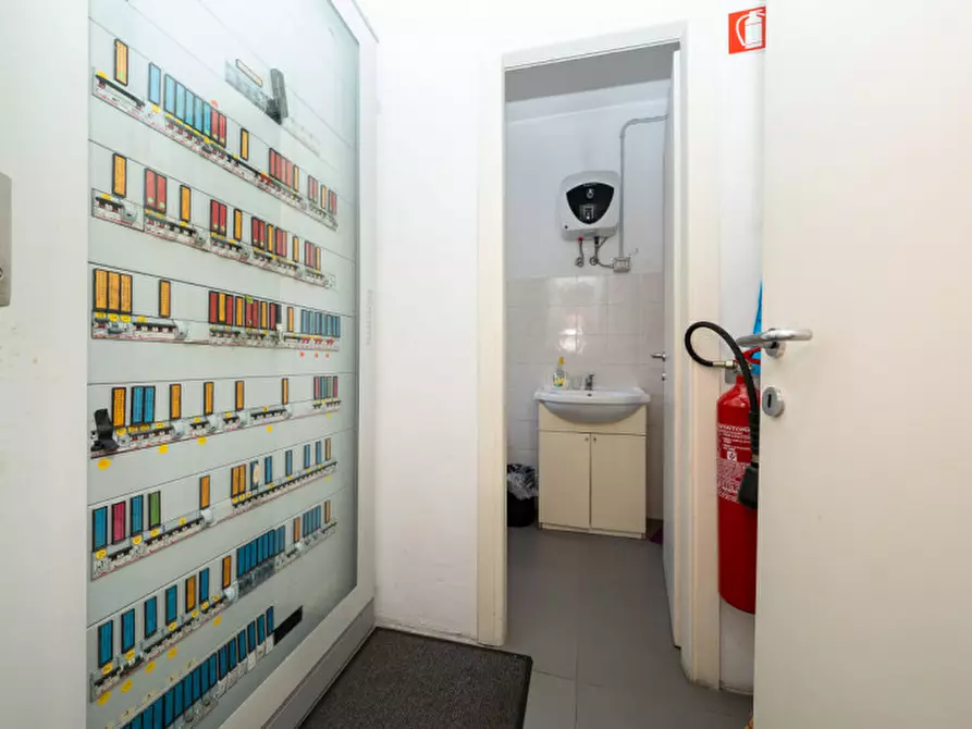 Immagine 16 di Negozio in vendita  in Via Tunisi 54 a Torino