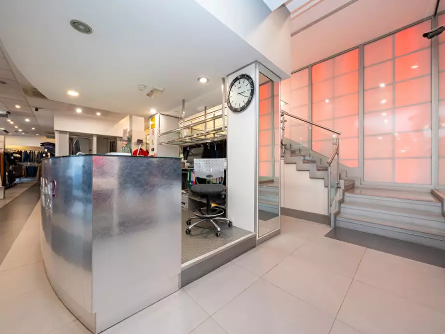 Immagine 17 di Negozio in vendita  in Via Tunisi 54 a Torino