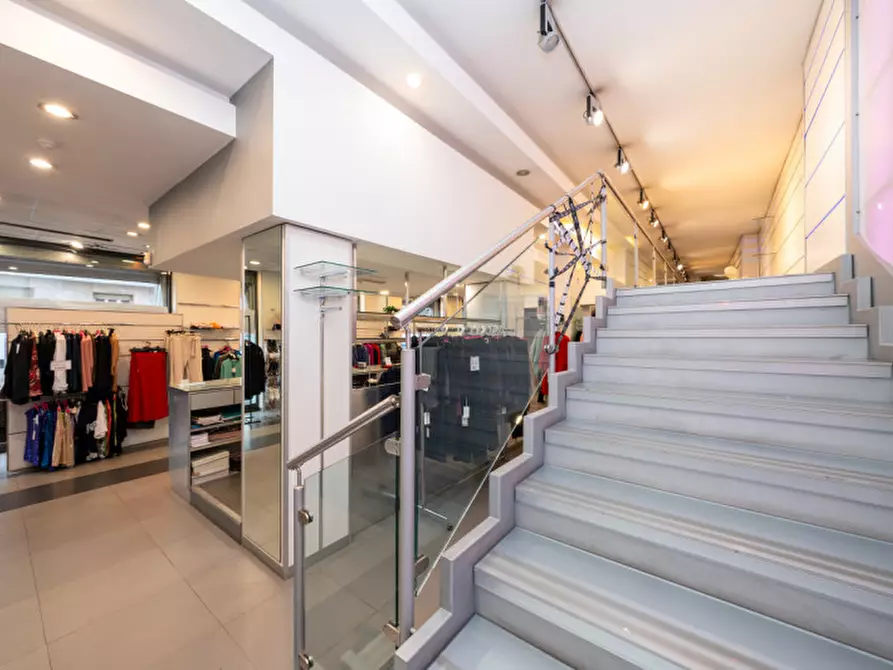 Immagine 18 di Negozio in vendita  in Via Tunisi 54 a Torino