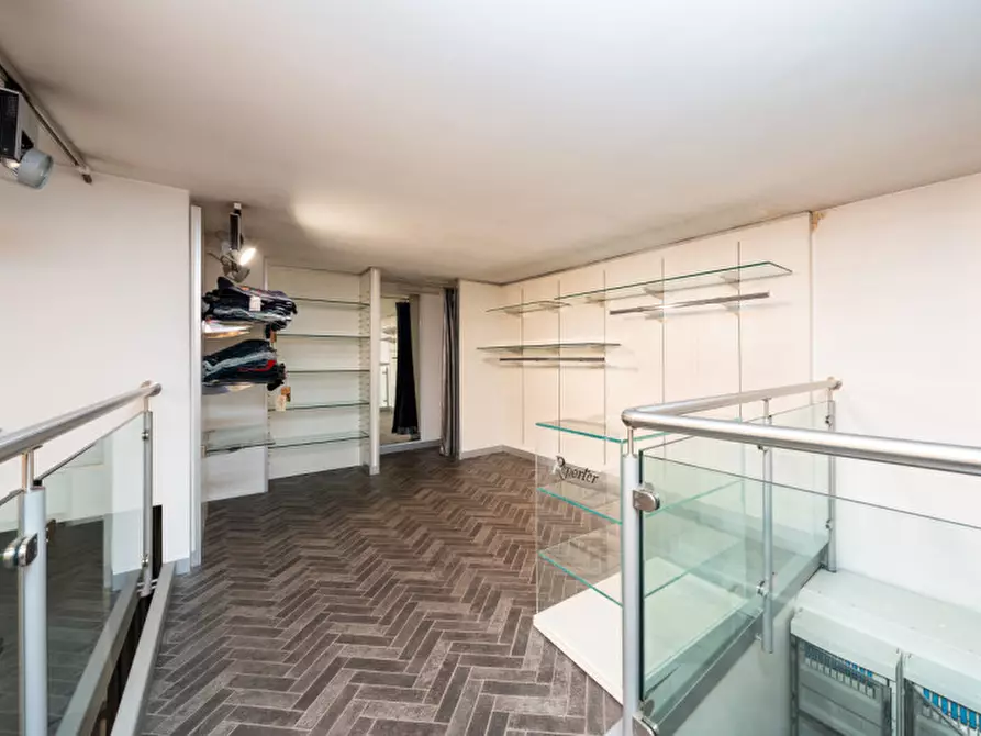 Immagine 19 di Negozio in vendita  in Via Tunisi 54 a Torino