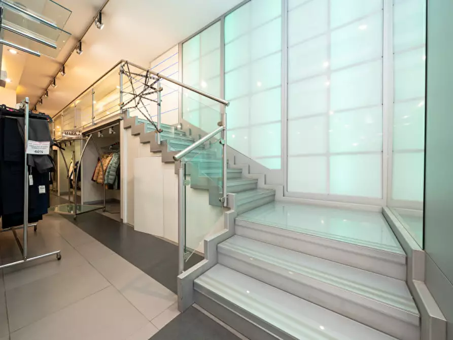 Immagine 20 di Negozio in vendita  in Via Tunisi 54 a Torino