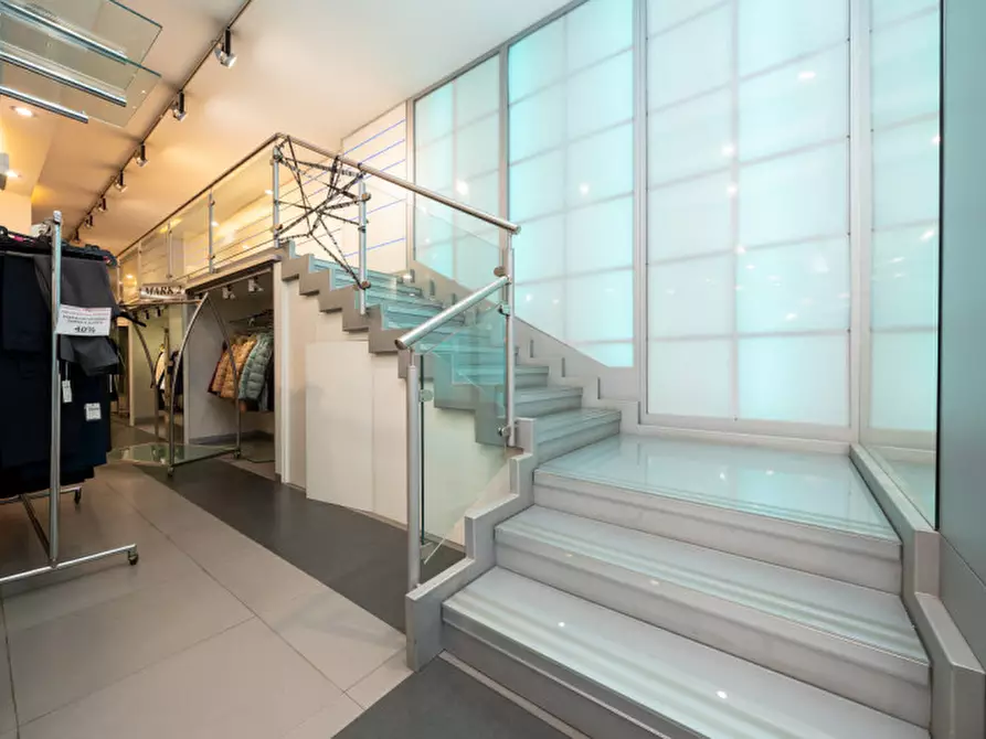 Immagine 21 di Negozio in vendita  in Via Tunisi 54 a Torino