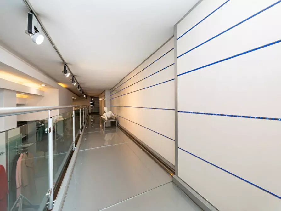 Immagine 22 di Negozio in vendita  in Via Tunisi 54 a Torino