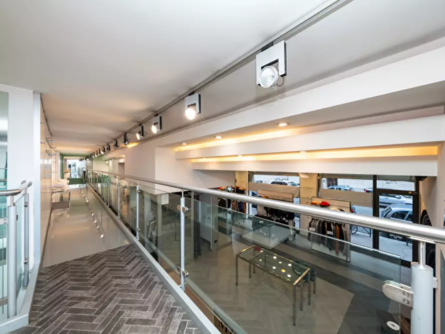 Immagine 23 di Negozio in vendita  in Via Tunisi 54 a Torino