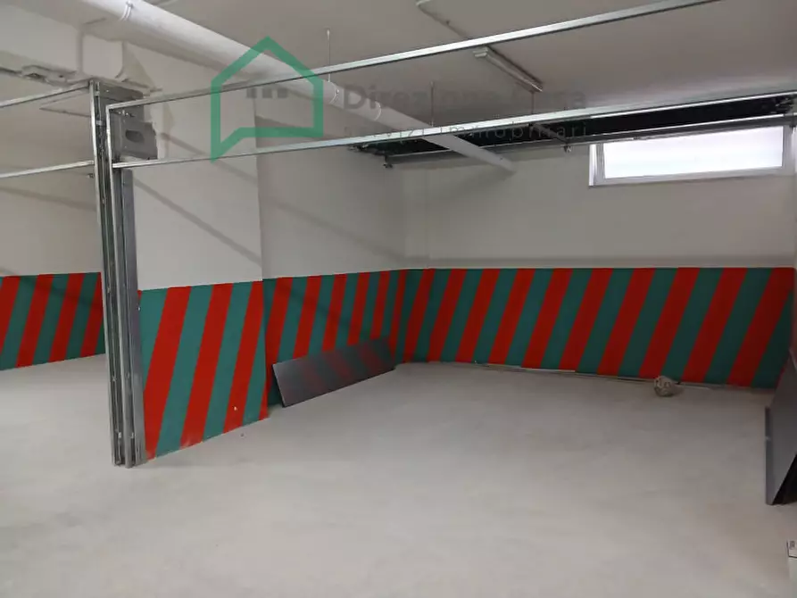 Immagine 3 di Garage in vendita  in Adiacenze Piazza Ottocalli a Napoli