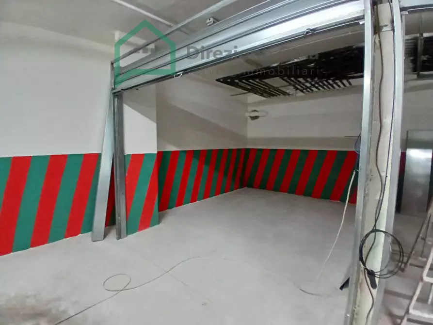 Immagine 4 di Garage in vendita  in Adiacenze Piazza Ottocalli a Napoli