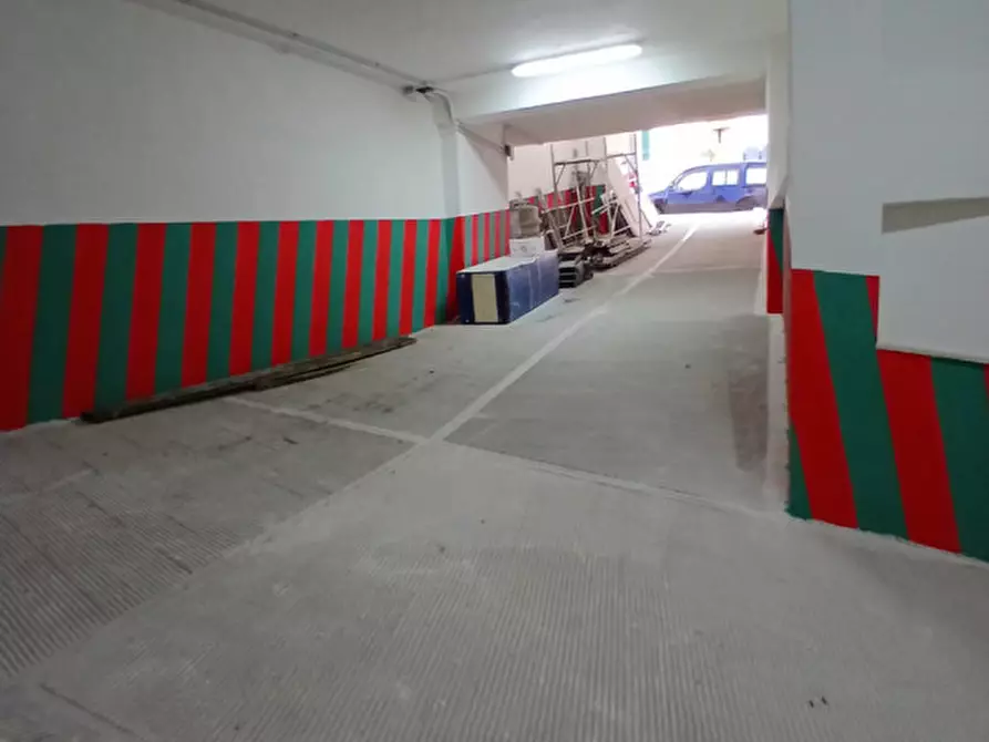 Immagine 9 di Garage in vendita  in Adiacenze Piazza Ottocalli a Napoli