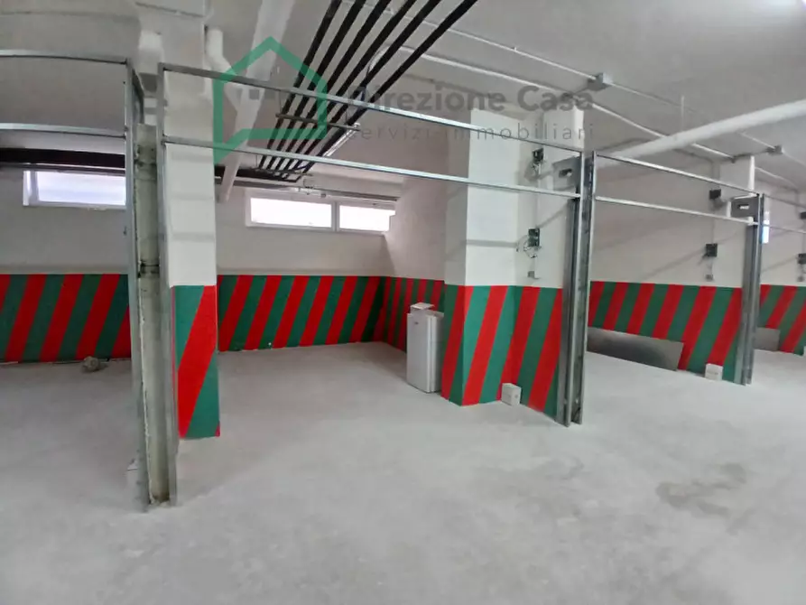 Immagine 11 di Garage in vendita  in Adiacenze Piazza Ottocalli a Napoli