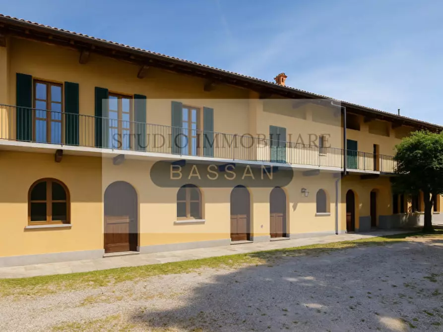 Immagine 1 di Bed & Breakfast in vendita  in Via Giuseppe Verdi 13 a Casorate Sempione